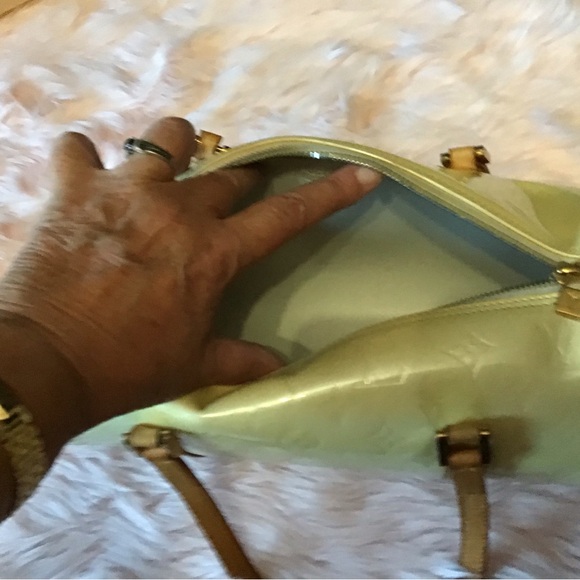 Louis Vuitton Monogram Vernis Bedford Barrel Handbag (V1 0095) is the code. - Picture 5 of 9